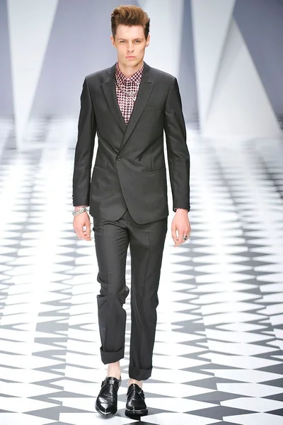 Look 17